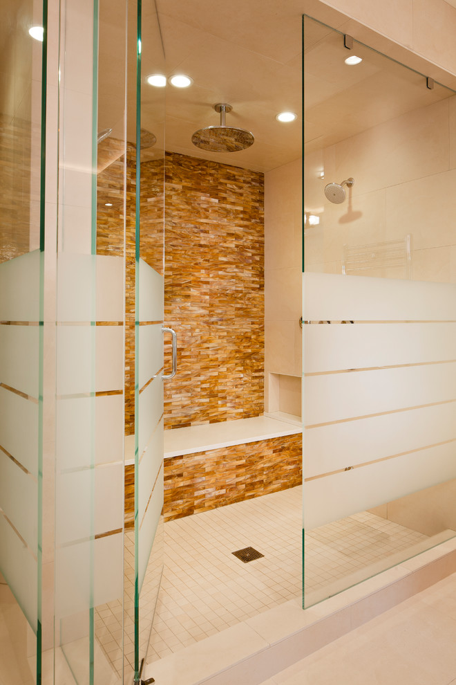 Idéer för att renovera ett mellanstort funkis en-suite badrum, med släta luckor, ett platsbyggt badkar, en dubbeldusch, stenkakel och ett undermonterad handfat