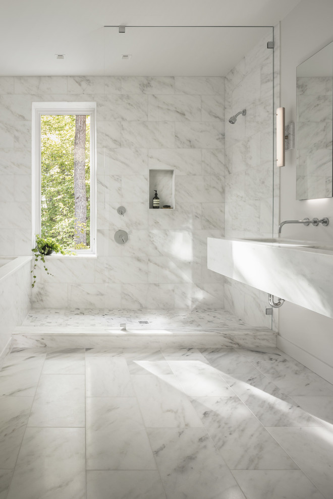 Idee per una stanza da bagno padronale minimal con doccia aperta, piastrelle bianche, piastrelle di marmo, pavimento in marmo, lavabo integrato, top in marmo e doccia aperta
