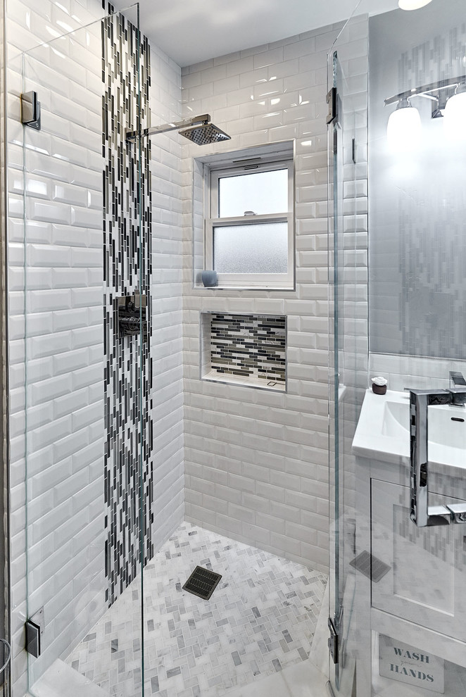 Foto på ett litet funkis badrum med dusch, med möbel-liknande, vita skåp, en hörndusch, en toalettstol med separat cisternkåpa, grå kakel, keramikplattor, grå väggar, klinkergolv i porslin, ett undermonterad handfat, bänkskiva i kvarts, grått golv och dusch med gångjärnsdörr
