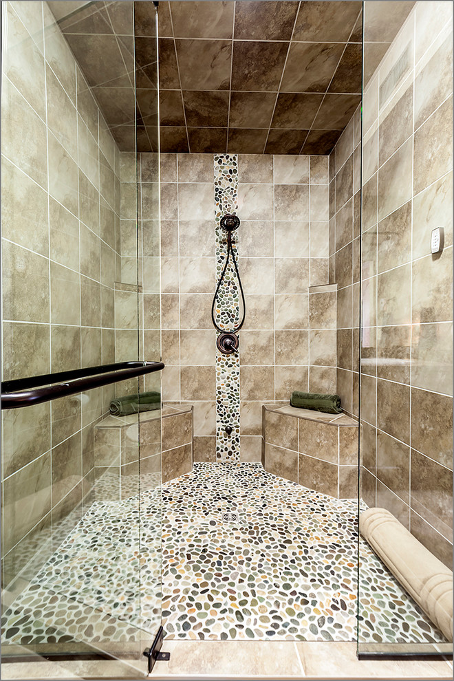 Geräumiges Modernes Badezimmer En Suite mit bodengleicher Dusche, farbigen Fliesen und Steinfliesen in Calgary
