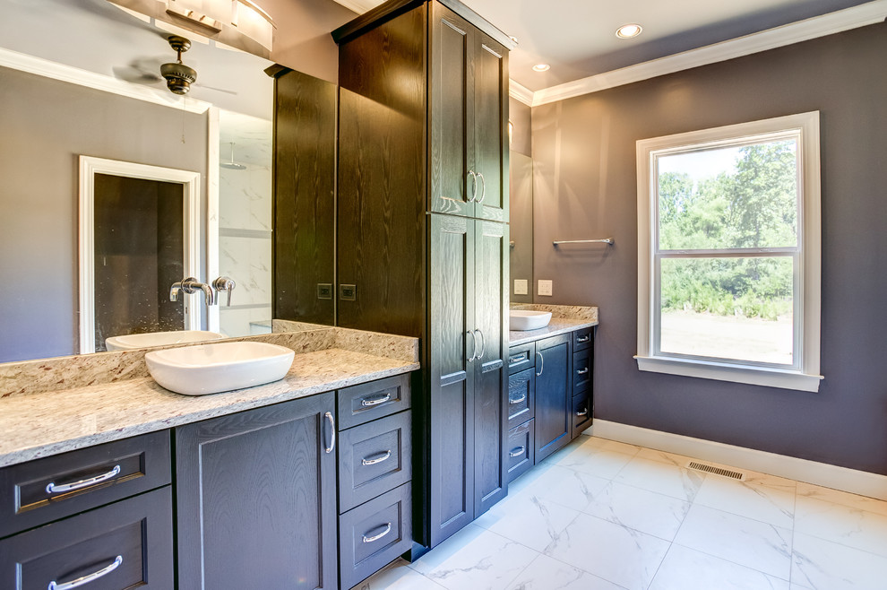 Идея дизайна: главная ванная комната среднего размера в современном стиле с настольной раковиной, фасадами в стиле шейкер, темными деревянными фасадами, столешницей из гранита, серой плиткой, серыми стенами и полом из керамической плитки