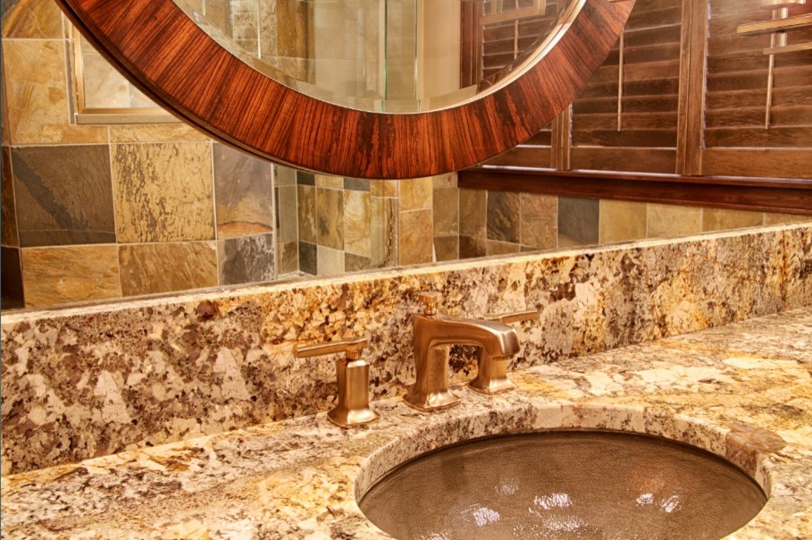 Inredning av ett rustikt mellanstort en-suite badrum, med ett undermonterad handfat, släta luckor, skåp i mörkt trä, granitbänkskiva, grön kakel, stenkakel, beige väggar och skiffergolv