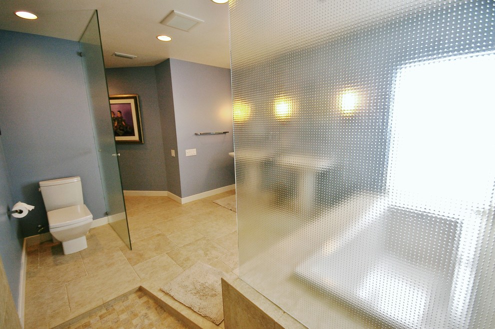 Foto di una stanza da bagno padronale minimal con lavabo a colonna e doccia aperta