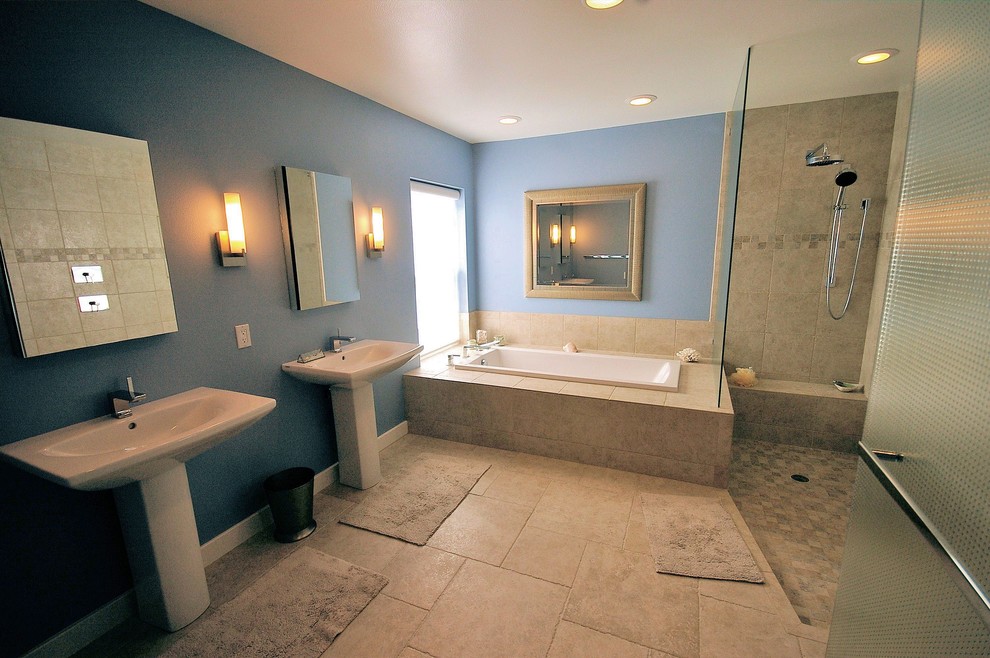 Idee per una stanza da bagno padronale design con lavabo a colonna e doccia aperta
