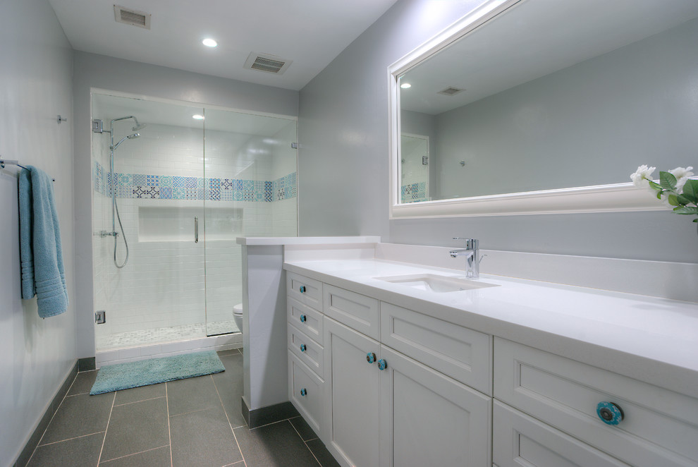 Пример оригинального дизайна: детская ванная комната среднего размера в современном стиле с врезной раковиной, фасадами в стиле шейкер, белыми фасадами, столешницей из кварцита, открытым душем, унитазом-моноблоком, разноцветной плиткой, керамической плиткой, серыми стенами, полом из керамогранита, серым полом и душем с распашными дверями