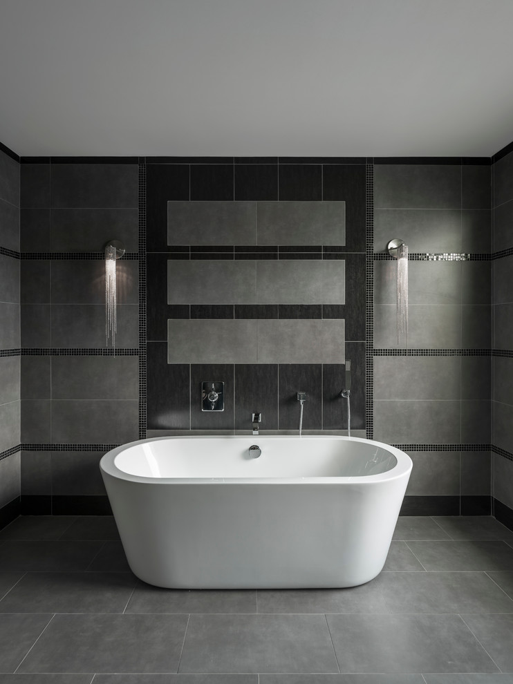 Свежая идея для дизайна: большая главная ванная комната в современном стиле с настольной раковиной, плоскими фасадами, отдельно стоящей ванной, угловым душем, унитазом-моноблоком, серой плиткой, керамогранитной плиткой, серыми стенами и полом из керамогранита - отличное фото интерьера