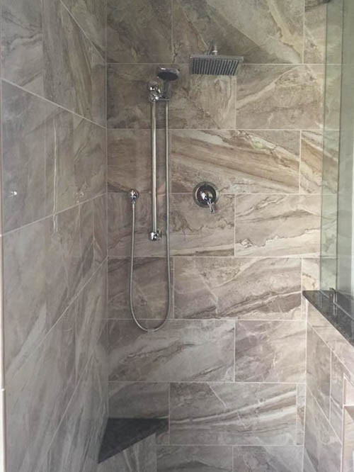Пример оригинального дизайна: главная ванная комната среднего размера в стиле шебби-шик с открытым душем, бежевой плиткой, мраморной плиткой, разноцветными стенами и открытым душем