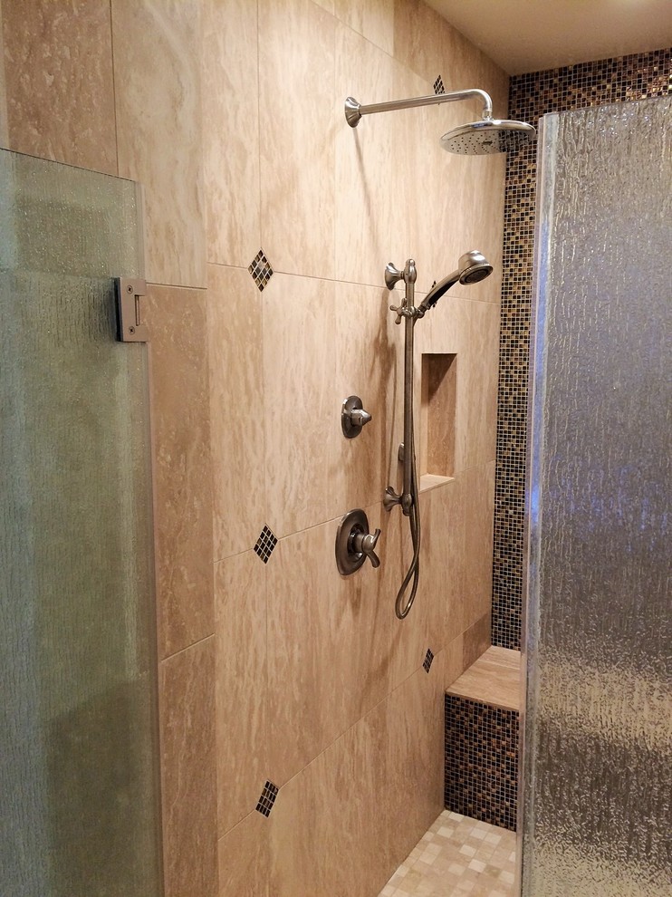 Aménagement d'une salle de bain moderne de taille moyenne avec un carrelage beige, un carrelage de pierre, un mur beige et un sol en travertin.