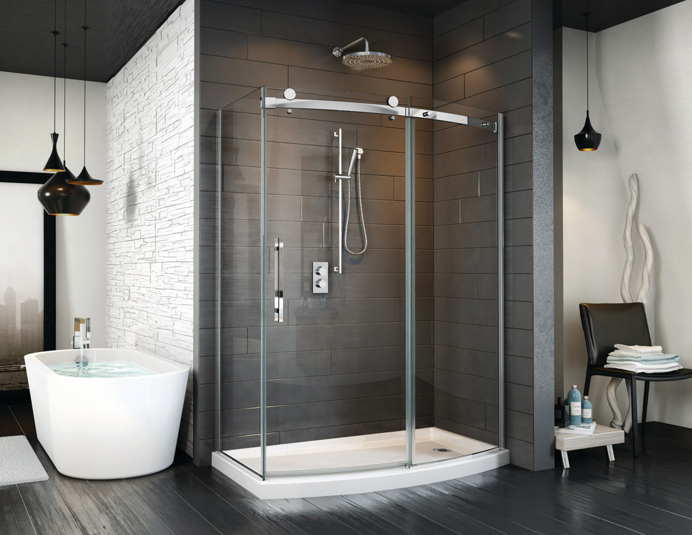Ispirazione per una grande stanza da bagno padronale minimalista con vasca freestanding, pistrelle in bianco e nero, pareti bianche, doccia alcova, parquet scuro, pavimento marrone e porta doccia a battente