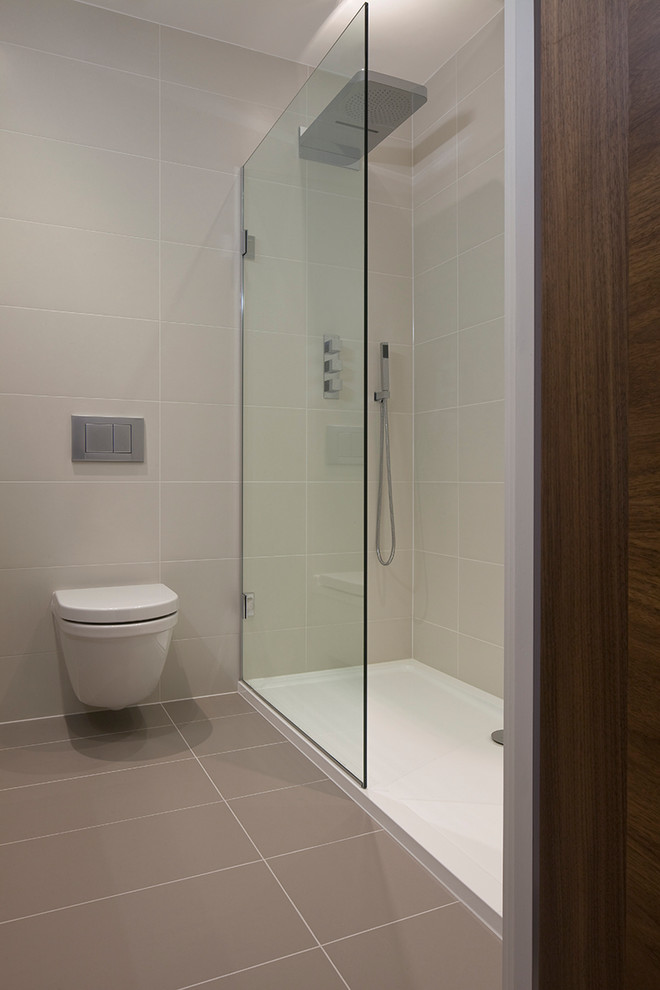 Mittelgroßes Modernes Badezimmer En Suite mit offener Dusche, Wandtoilette, grauen Fliesen, Porzellanfliesen und Wandwaschbecken in London