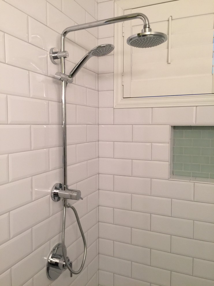 Klassisk inredning av ett mellanstort en-suite badrum, med en dusch i en alkov, vit kakel och tunnelbanekakel