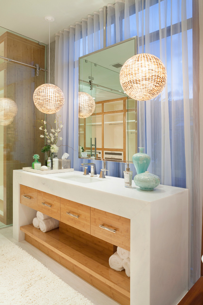 Diseño de cuarto de baño actual con armarios con paneles lisos y puertas de armario de madera clara