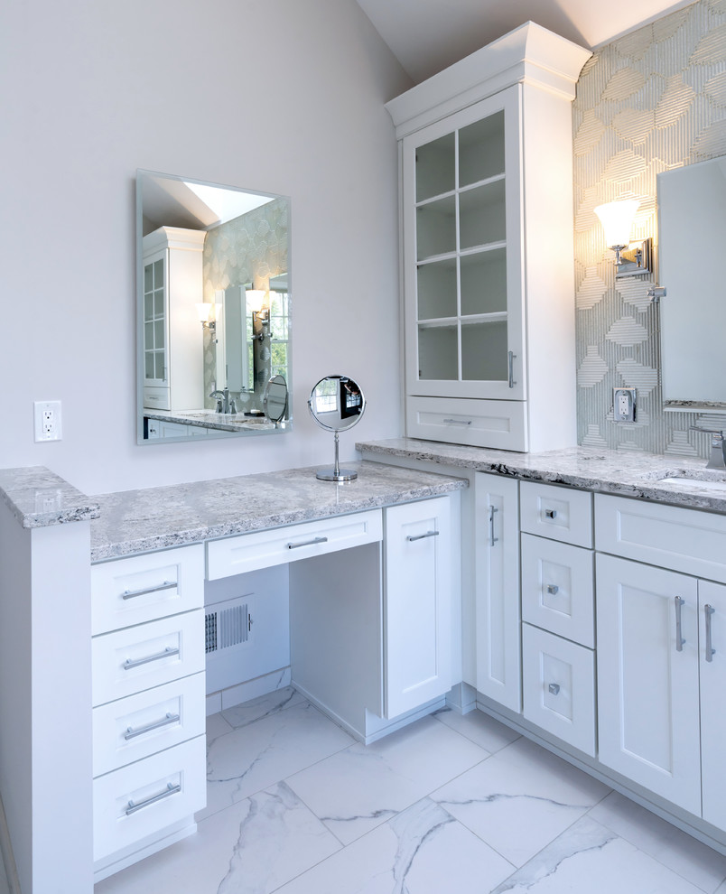 Inredning av ett modernt mellanstort flerfärgad flerfärgat en-suite badrum, med skåp i shakerstil, vita skåp, ett fristående badkar, en dusch i en alkov, en toalettstol med separat cisternkåpa, svart kakel, glasskiva, grå väggar, klinkergolv i porslin, ett undermonterad handfat, bänkskiva i kvarts, vitt golv och dusch med gångjärnsdörr