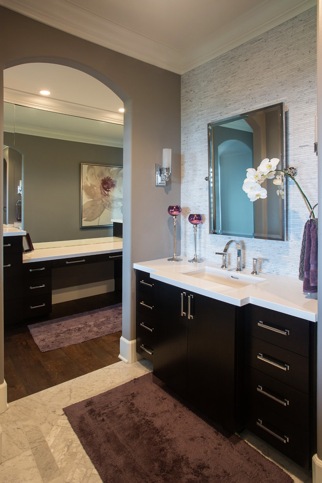 Exempel på ett stort modernt en-suite badrum, med släta luckor, svarta skåp, ett fristående badkar, en hörndusch, en toalettstol med hel cisternkåpa, grå kakel, porslinskakel, lila väggar, marmorgolv, ett nedsänkt handfat, bänkskiva i kvartsit, grått golv och dusch med gångjärnsdörr