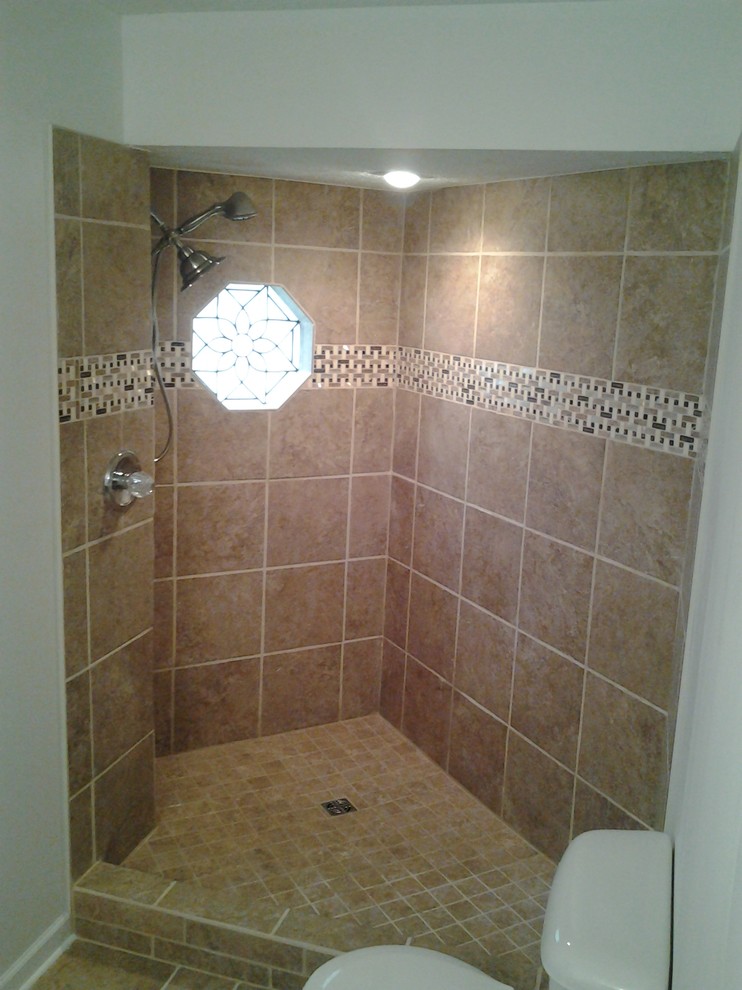 Diseño de cuarto de baño principal actual grande con ducha esquinera, baldosas y/o azulejos de cerámica y suelo de baldosas de cerámica