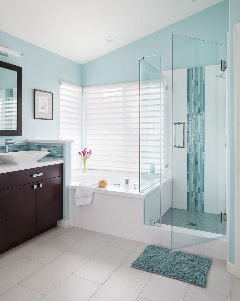 Источник вдохновения для домашнего уюта: главная ванная комната среднего размера в современном стиле с плоскими фасадами, темными деревянными фасадами, угловой ванной, угловым душем, синей плиткой, плиткой мозаикой, синими стенами, полом из керамогранита, настольной раковиной, столешницей из искусственного кварца, душем с распашными дверями и белым полом