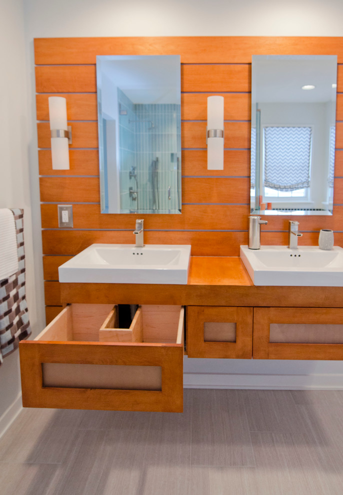 フィラデルフィアにあるコンテンポラリースタイルのおしゃれな浴室 (ベッセル式洗面器、ガラス扉のキャビネット、オレンジのキャビネット、木製洗面台、置き型浴槽、オープン型シャワー、青いタイル、ガラスタイル) の写真
