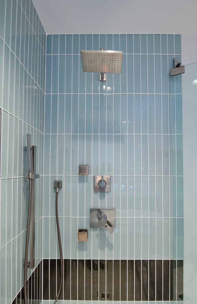 Esempio di una stanza da bagno contemporanea con top in legno, vasca freestanding, doccia aperta, piastrelle blu e piastrelle di vetro