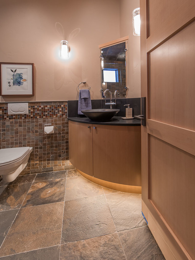 Imagen de cuarto de baño actual con armarios con paneles lisos y puertas de armario beige