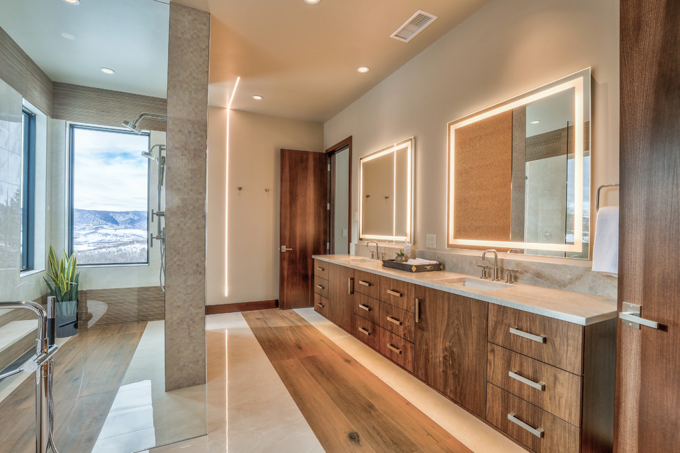 Bild på ett stort funkis grå grått en-suite badrum, med släta luckor, skåp i mellenmörkt trä, ett undermonterad handfat, en dubbeldusch, grå väggar, beiget golv och med dusch som är öppen