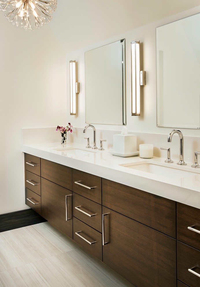 Foto på ett mellanstort funkis vit en-suite badrum, med släta luckor, bruna skåp, vita väggar, klinkergolv i porslin, ett undermonterad handfat och beiget golv