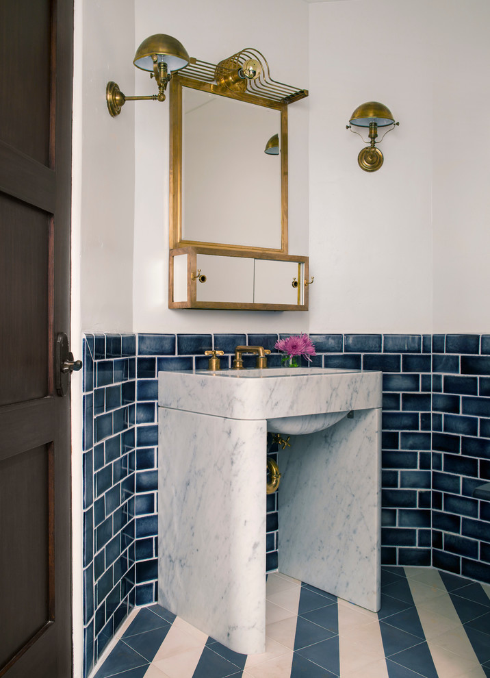 Источник вдохновения для домашнего уюта: ванная комната в стиле фьюжн с белыми стенами