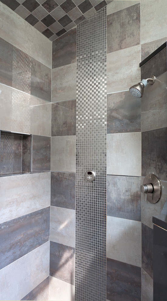 Пример оригинального дизайна: огромная главная ванная комната в современном стиле с серой плиткой, плиткой мозаикой, серыми стенами и угловым душем