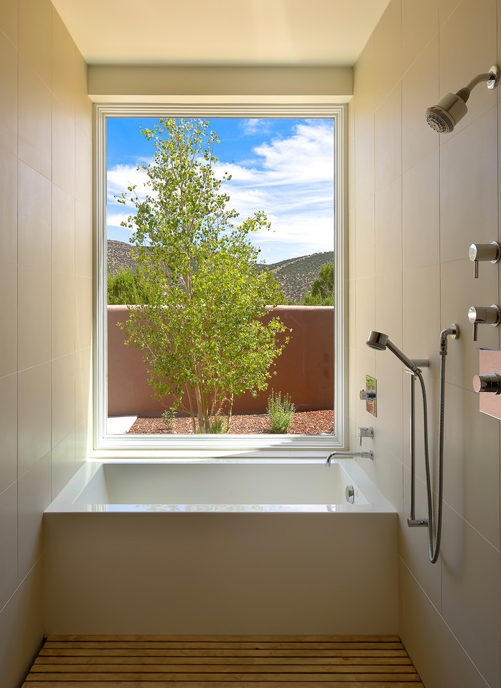 Foto de cuarto de baño actual con bañera empotrada, ducha abierta, baldosas y/o azulejos beige y ducha abierta