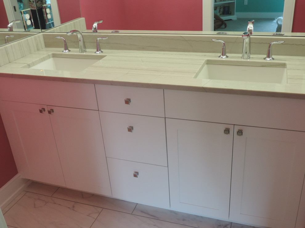 Immagine di una stanza da bagno per bambini contemporanea di medie dimensioni con lavabo sottopiano, ante con riquadro incassato, ante bianche, top in quarzite, piastrelle bianche e pareti rosa