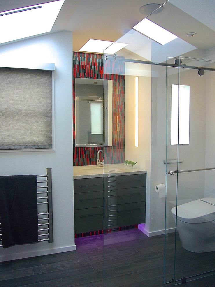 Свежая идея для дизайна: главная ванная комната среднего размера в современном стиле с врезной раковиной, плоскими фасадами, серыми фасадами, столешницей из искусственного кварца, душем без бортиков, унитазом-моноблоком, разноцветной плиткой, стеклянной плиткой, белыми стенами и полом из керамогранита - отличное фото интерьера