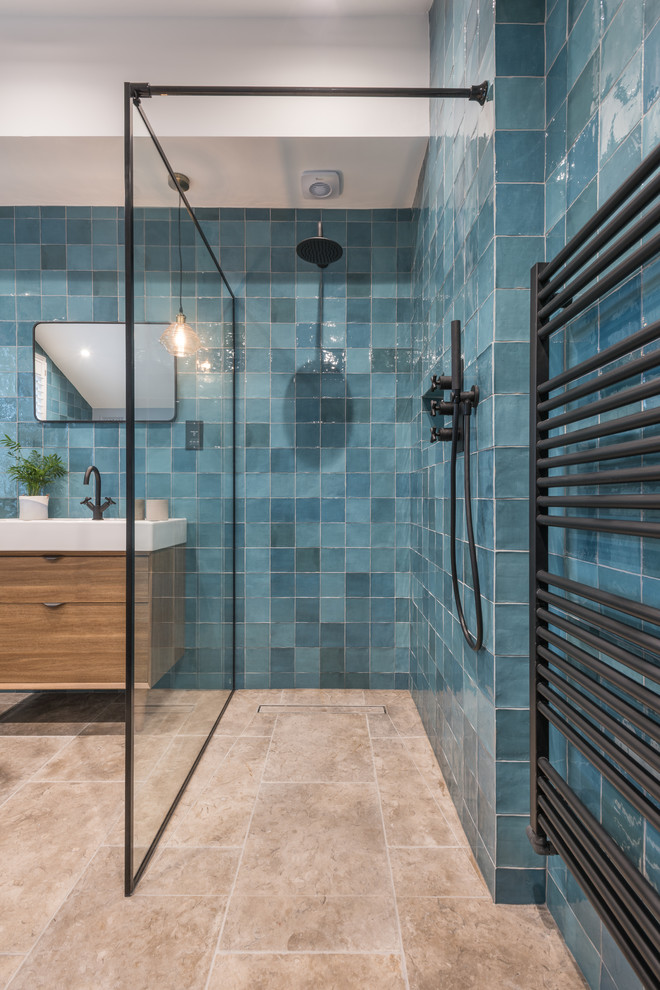 Esempio di una stanza da bagno contemporanea di medie dimensioni con piastrelle in ceramica