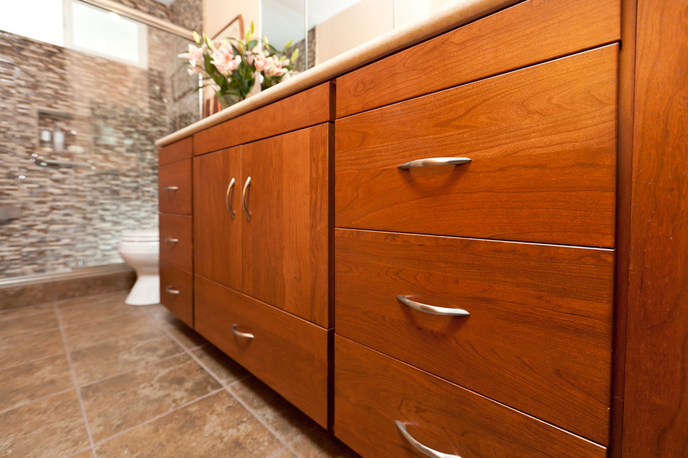 Inspiration för moderna badrum, med släta luckor, skåp i mellenmörkt trä och gula väggar