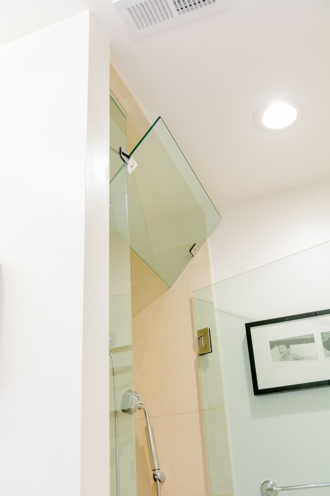 Idee per una stanza da bagno contemporanea di medie dimensioni con doccia alcova, piastrelle beige, piastrelle in gres porcellanato e pareti bianche