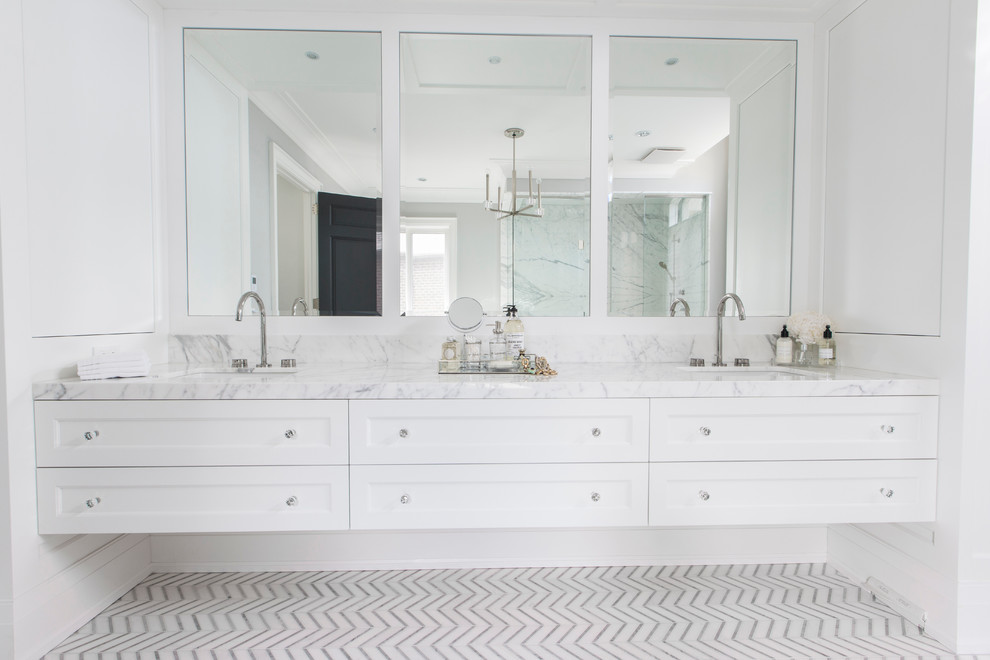 Inspiration för ett stort funkis en-suite badrum, med skåp i shakerstil, vita skåp, ett undermonterat badkar, en kantlös dusch, grå kakel, vit kakel, marmorkakel, grå väggar, klinkergolv i porslin, ett undermonterad handfat, marmorbänkskiva, flerfärgat golv och dusch med gångjärnsdörr