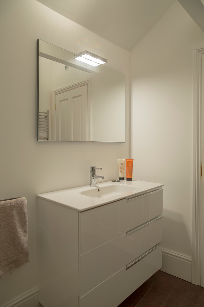 Стильный дизайн: маленькая главная ванная комната в современном стиле с белыми стенами для на участке и в саду - последний тренд