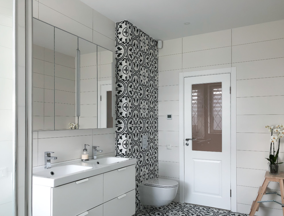 Kleines Skandinavisches Badezimmer En Suite mit Wandtoilette, schwarz-weißen Fliesen, weißer Wandfarbe, Keramikboden und schwarzem Boden in Stockholm