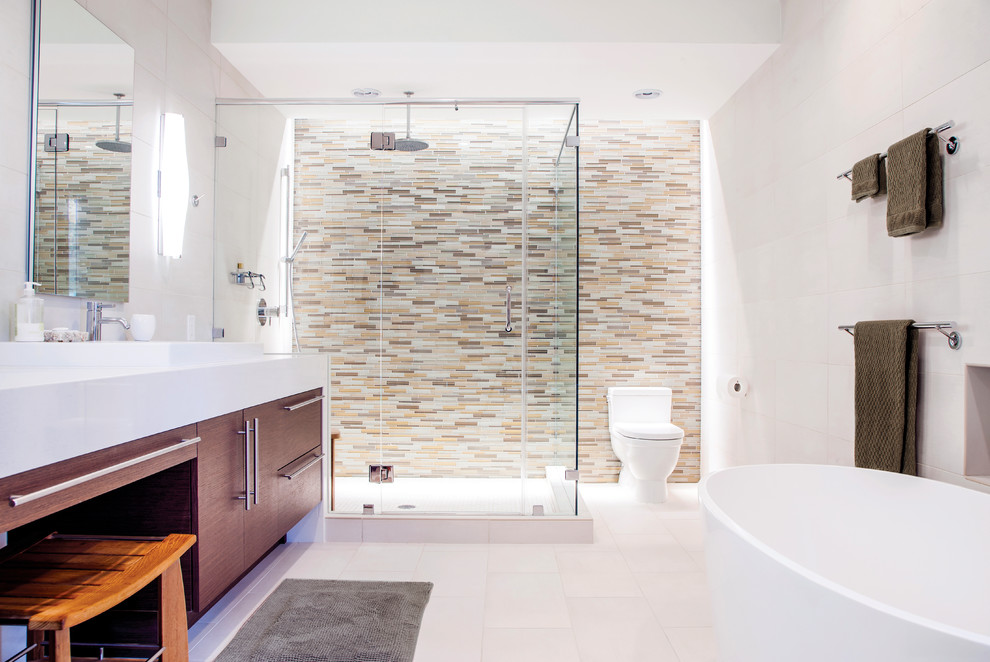 Foto di una piccola stanza da bagno minimal con ante lisce, ante in legno bruno, vasca freestanding, piastrelle marroni, piastrelle di vetro e porta doccia a battente