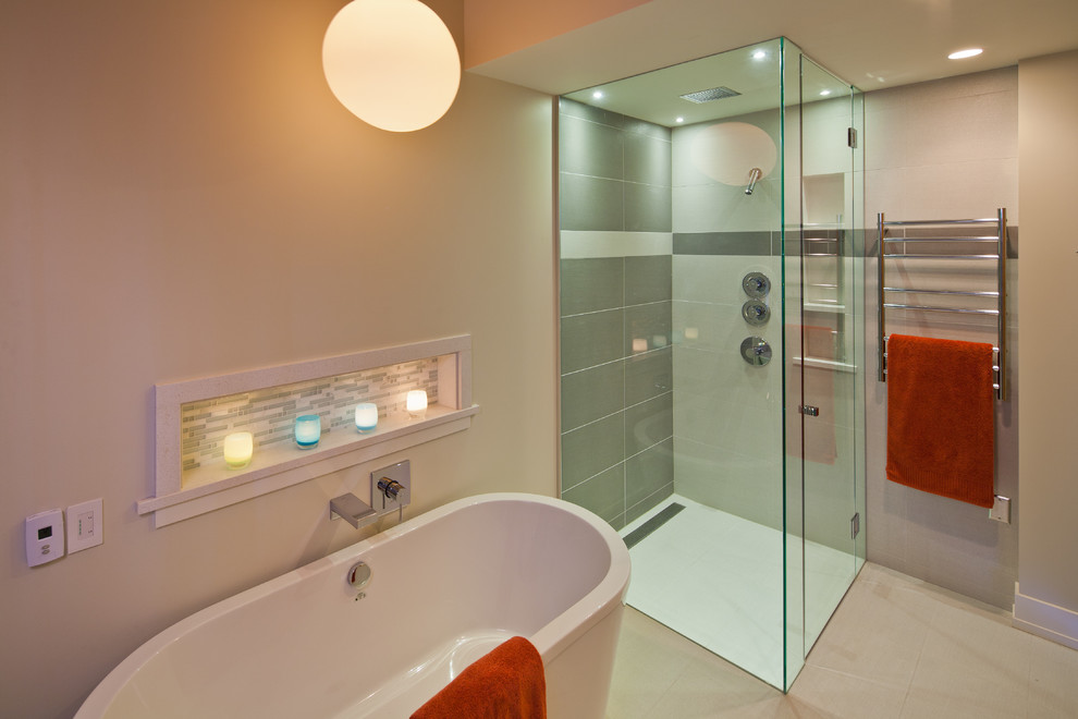 Idéer för funkis en-suite badrum, med ett fristående badkar, en kantlös dusch och vita väggar