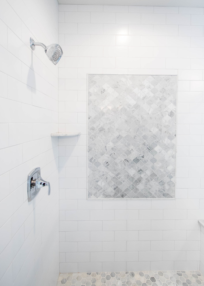 Foto di una stanza da bagno padronale classica di medie dimensioni con ante in stile shaker, ante bianche, vasca da incasso, doccia ad angolo, pareti grigie, pavimento con piastrelle di ciottoli e lavabo sottopiano