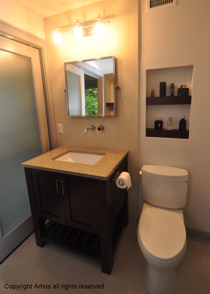 Modernes Badezimmer mit Unterbauwaschbecken, Schrankfronten im Shaker-Stil, dunklen Holzschränken, Granit-Waschbecken/Waschtisch, beigen Fliesen und Steinfliesen in Orlando