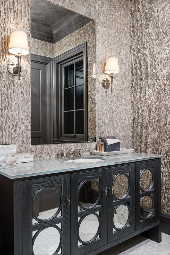Foto di una stanza da bagno chic con lavabo sottopiano, ante nere, piastrelle beige e top grigio