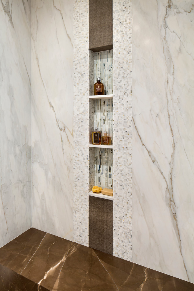 Immagine di una stanza da bagno padronale contemporanea con ante lisce, ante grigie, vasca freestanding e lavabo sottopiano