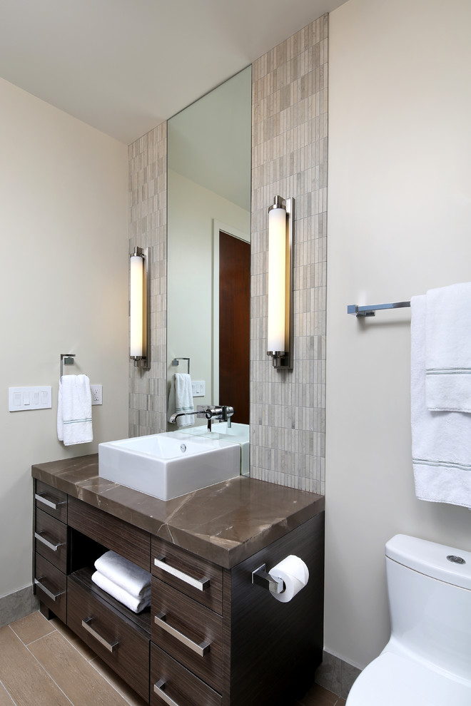 Foto di una stanza da bagno design con ante lisce, ante in legno bruno, vasca sottopiano, vasca/doccia, WC monopezzo, piastrelle grigie, pareti bianche, lavabo a bacinella e top marrone