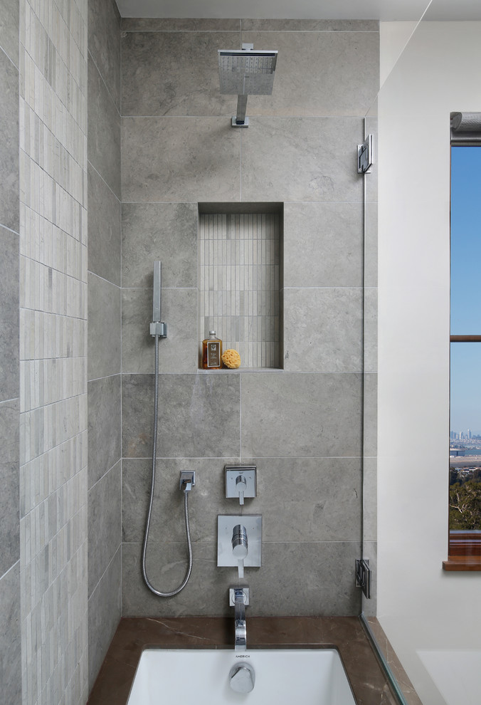Modernes Badezimmer mit flächenbündigen Schrankfronten, dunklen Holzschränken, Unterbauwanne, Duschbadewanne, Toilette mit Aufsatzspülkasten, grauen Fliesen und weißer Wandfarbe in San Francisco