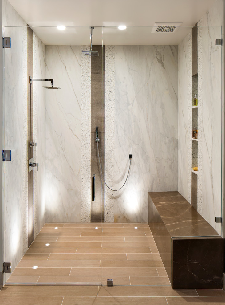 Cette image montre une salle de bain principale design avec un placard à porte plane, des portes de placard grises, une baignoire indépendante, une douche à l'italienne et un lavabo encastré.