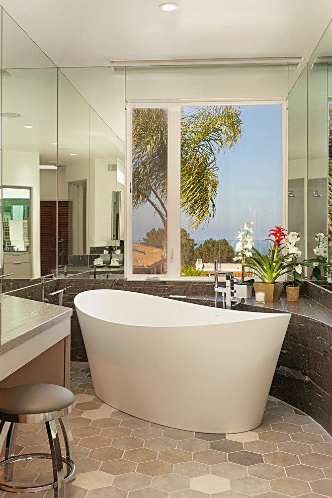 Großes Modernes Badezimmer En Suite mit flächenbündigen Schrankfronten, beigen Schränken, freistehender Badewanne, Keramikboden, Unterbauwaschbecken, Granit-Waschbecken/Waschtisch, buntem Boden und brauner Waschtischplatte in San Diego