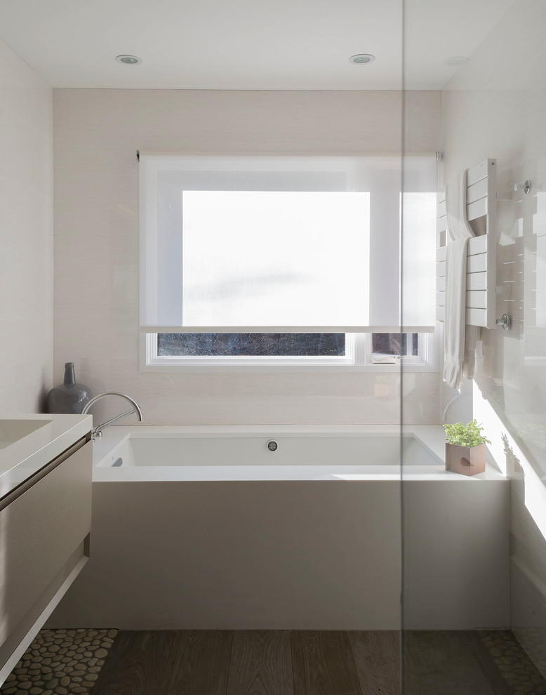 Idee per una piccola stanza da bagno padronale contemporanea con ante lisce, ante beige, vasca sottopiano, pareti beige, lavabo integrato, doccia ad angolo, piastrelle multicolore, piastrelle in gres porcellanato, pavimento in gres porcellanato e top in superficie solida