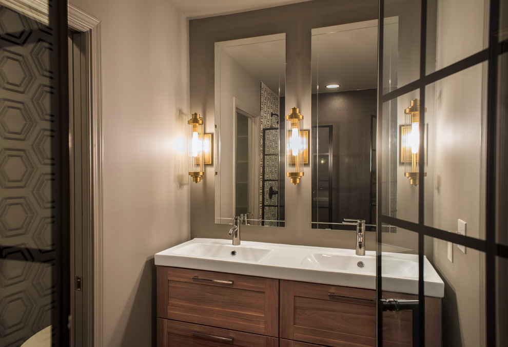 Пример оригинального дизайна: маленькая главная ванная комната в современном стиле с фасадами с филенкой типа жалюзи, коричневыми фасадами, открытым душем, унитазом-моноблоком, белой плиткой, плиткой мозаикой, серыми стенами, полом из керамической плитки, монолитной раковиной, серым полом, душем с распашными дверями, белой столешницей и тумбой под две раковины для на участке и в саду