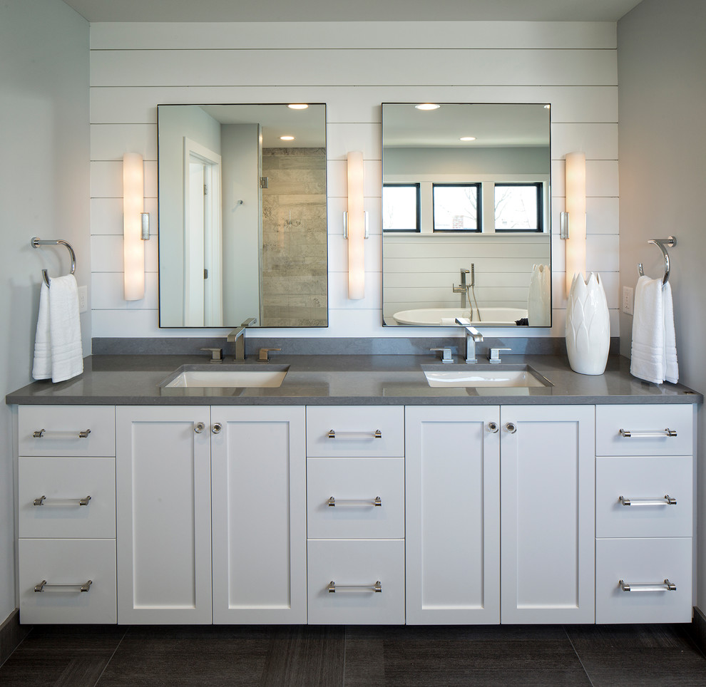 Свежая идея для дизайна: главная ванная комната среднего размера в современном стиле с плоскими фасадами, белыми фасадами, отдельно стоящей ванной, накладной раковиной и душем с распашными дверями - отличное фото интерьера