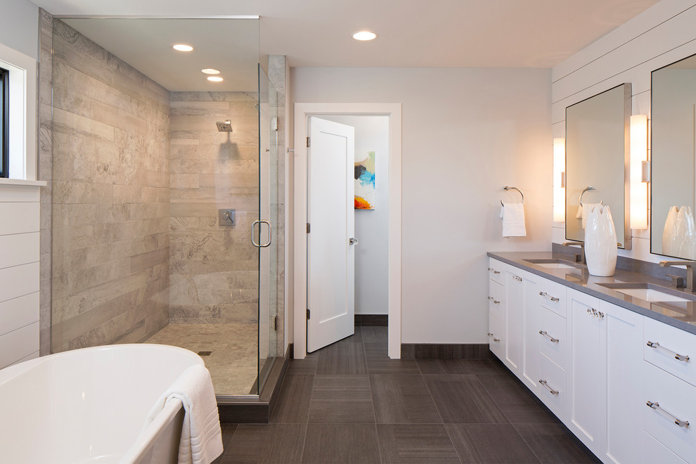 Идея дизайна: главная ванная комната среднего размера в современном стиле с плоскими фасадами, душем над ванной, накладной раковиной, душем с распашными дверями, белыми фасадами и отдельно стоящей ванной